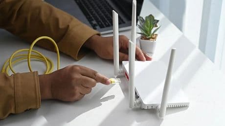 Vuelve la estafa del router: la Policía Nacional avisa de un repunte de este timo para robar tus datos
