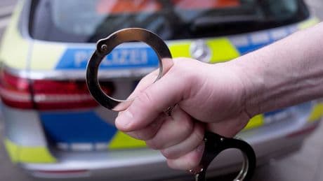 Karlsruhe: 66-Jähriger in Sozialunterkunft tödlich verletzt - Festnahme