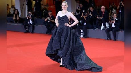 In einer Traumrobe: Schauspielerin Luna Wedler glänzt in Venedig