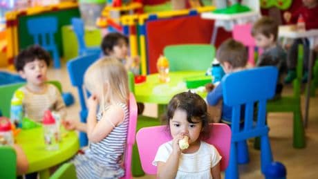 Crèches : le gouvernement crée « un sous-diplôme » dans la Petite Enfance, un pansement (dangereux) sur une plaie béante