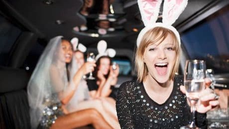 Woman's heel breaks during hen do and stranger's reaction leaves everyone swooning