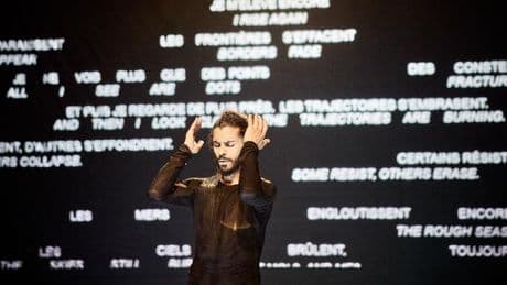 Au Festival d’Avignon, le défi du surtitrage