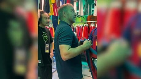 Barca-Stars auf Shopping-Tour - Dieses Retro-Trikot will Hansi Flick!