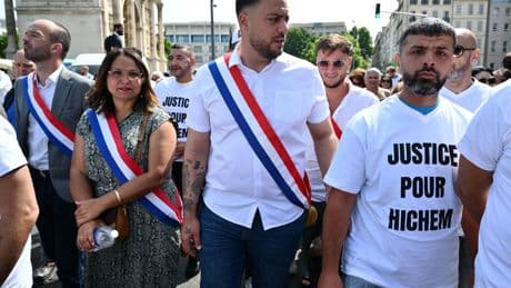 Meurtre d’Hichem Miraoui : chahuté à la marche blanche, Sébastien Delogu contraint de retirer son écharpe tricolore