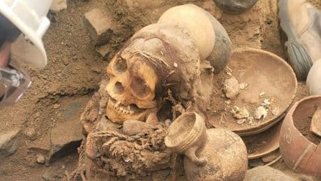 Unos operarios que ampliaban la red de gas en Lima descubren la momia de una mujer de la cultura Chancay que falleció hace unos 1.100 años