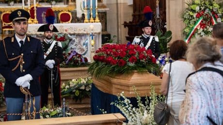 Funerali di Baudo, l'ultimo saluto al Re della tv: in centinaia per rendergli omaggio