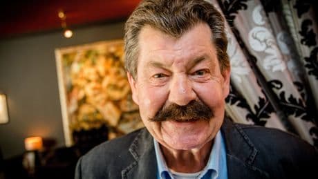 Een snor, een meedeinende tribune en liefde voor het Hollandse lied: dat was Chiel Montange