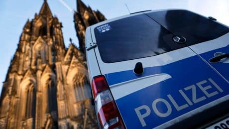 Kölner Dom: Mann wird mit Messer verletzt – Polizei sucht 18-Jährigen
