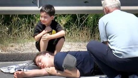 Küçük çocuğun yürek yakan gözyaşları: Yerde yatan annesinin başından bir an olsun ayrılmadı