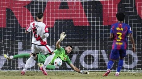 Las claves tácticas del Rayo-Barça: Ni con Joan Garcia, el 'gato de Vallecas'