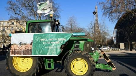 "C'est de l'hypocrisie": des agriculteurs dénoncent la vente d'acétamipride en magasin, alors qu'ils n'ont pas le droit d'utiliser ce pesticide dans les champs