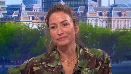 Rebecca Loos bijt van zich af als ze wordt geconfronteerd met Beckham-affaire op live-tv: ’We hoeven het hier niet over te hebben’