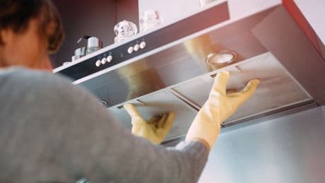 Dunstabzugshaube reinigen: Mit diesen Methoden klappt es im Handumdrehen
