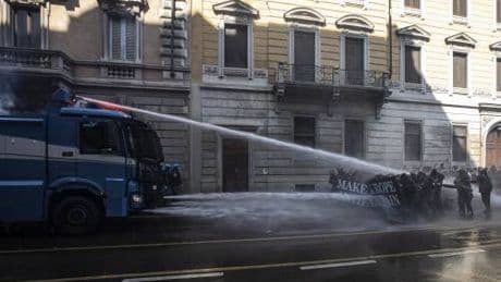 "Black block ed elmetti". Così gli antagonisti preparano la controffensiva alla polizia