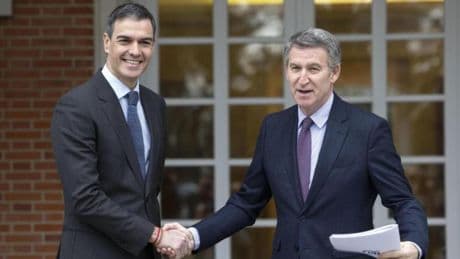 Feijóo llama 'primer ministro' y no 'presidente' a Sánchez: varios politólogos le piden que cambie la nomenclatura si gobierna