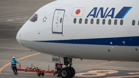 Un avión aterriza de emergencia después de que un pasajero intentara abrir la puerta