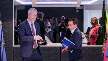 Almeida y AENA pactan hacer un censo en Barajas y que una entidad social identifique a los cientos de indigentes
