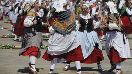 «Este día es importante para visibilizar que hay que mantener vivas las danzas vascas»