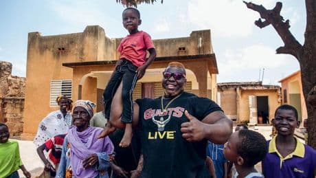 Au Burkina Faso, l’homme le plus fort du monde fait des émules