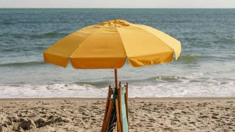 Lasci l'ombrellone per tenere occupato il tuo posto in spiaggia? Ecco cosa rischi
