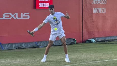 El primer día de Carlos Alcaraz en hierba este 2025: un entrenamiento suave antes de su debut Queen&#039;s