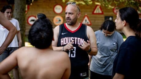 Meester Appie zegt een paar woorden en het is stil – zelfs op kamp. ‘Hij maakt altijd grapjes en hij wordt niet boos’