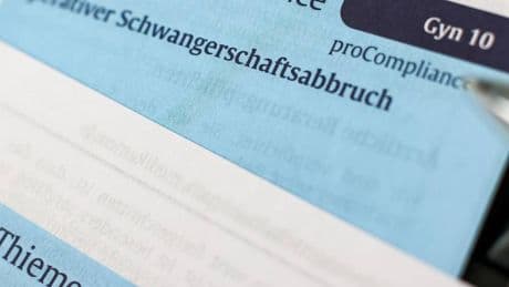 Medizinethik und kirchliches Arbeitsrecht: Klinik verbietet Arzt Schwangerschaftsabbrüche – auch in der privaten Praxis