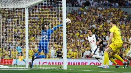 La 'estrategia' de la afición del Bodo/Glimt en su lucha contra el Tottenham: ¿Genialidad o juego sucio?