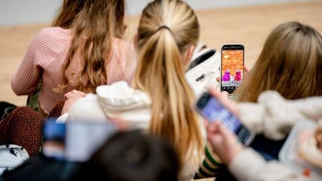 Experts en ouders willen een socialemediaverbod. Komt dat er ook?