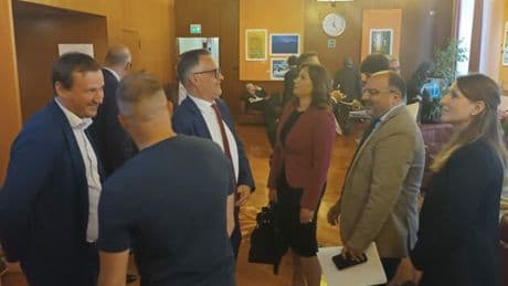 “Fedriga e sofà”: le opposizioni contro Fedriga per la crisi in Friuli Venezia Giulia. “Scappa e non dà spiegazioni”