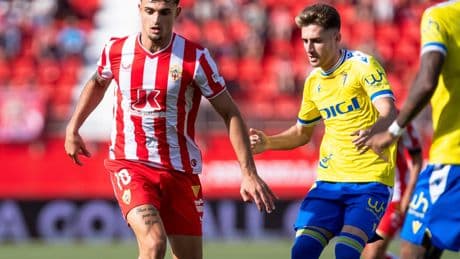 El Almería perderá a Pubill en caso de jugar playoff, pero podrá contar con Suárez y Lopy