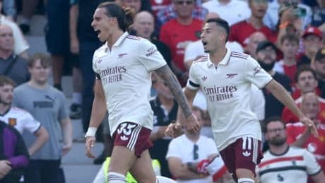 <p>L&rsquo;Arsenal stende lo United, decide Calafiori. Chelsea solo 0-0. Tris Nottingham, Ndoye subito gol!</p>