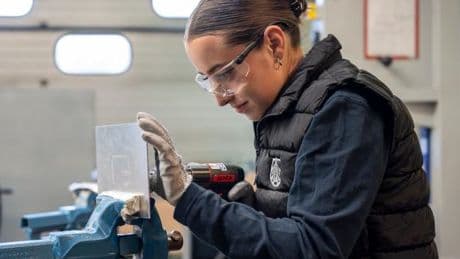 La féminisation des métiers techniques, un défi pour le secteur aéronautique : « L’industrie n’est pas réservée à de gros costauds moustachus »