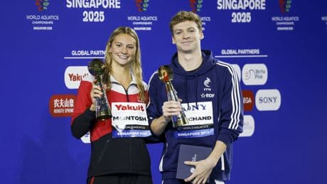 McIntosh y Marchand, la reina y el rey de la piscina de los Mundiales de Singapur con Zidi como princesa