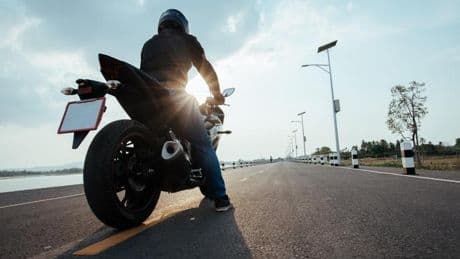 ¿Cómo se frena en una moto? Estas son las claves para una conducción segura y eficiente