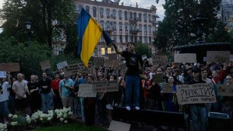 En Ukraine, Volodymyr Zelensky promulgue une loi controversée supprimant l’indépendance des instances anticorruption