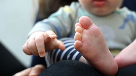 Machen Kinder glücklich?: Eltern sind weniger zufrieden, aber empfinden mehr Sinn