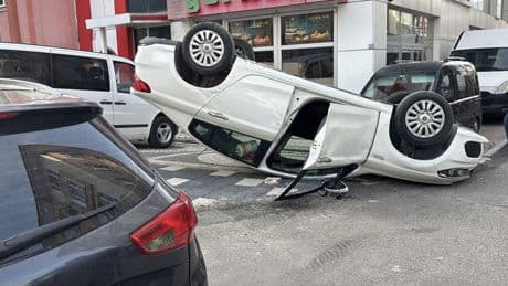 Bolu'da trafik kazası: İki otomobil çarpıştı, araçlardan biri takla attı