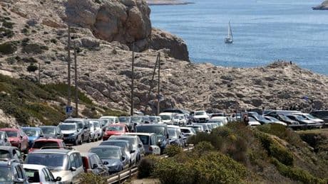 La place de la voiture, un sujet qui divise aussi autour des sites naturels