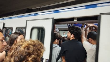 Colapso en el Metro y los autobuses por el cierre de la Línea 6 y la vuelta al cole