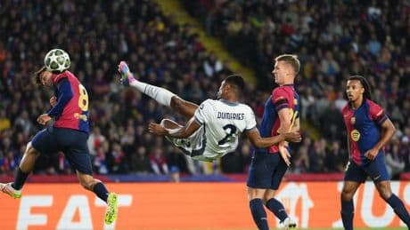 Dumfries da un toque al Barça con otro gol a balón parado