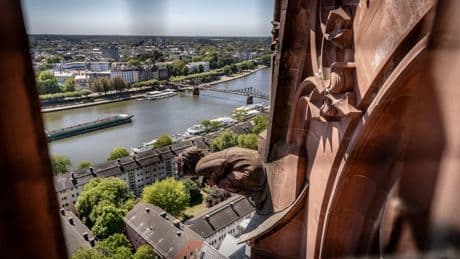 Ausstellung im Frankfurter Dom: Weiter Blick und enge Verhältnisse in der Turmspitze