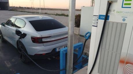 Ni el precio ni la autonomía: este es el motivo psicológico por el que no compramos más coches eléctricos en España