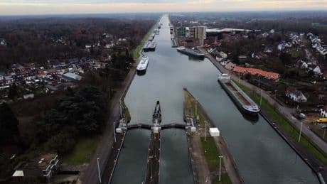 Olietanker lekt 10.000 liter olie in Albertkanaal in België, vrees voor uitwaaien richting Antwerpen