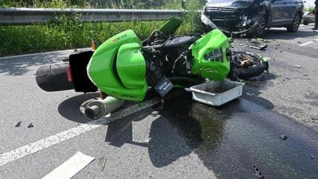 Unfälle: Motorradfahrer prallt mit Auto zusammen und stirbt