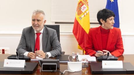 Moncloa reubica a los 10 primeros menas y desespera a Canarias: "A a este ritmo tardará un año cumplir con el Supremo"