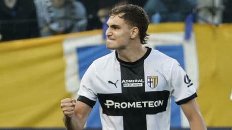 Mateo Pellegrino porta in vantaggio il Parma contro la Juventus: fidanzata, carriera, stipendio, il padre allenatore. Chi è il centravanti