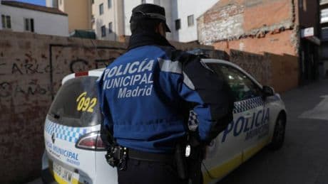 Detenido un joven de 21 años por agredir sexualmente a una menor de 17 en la pradera de San Isidro en Carabanchel