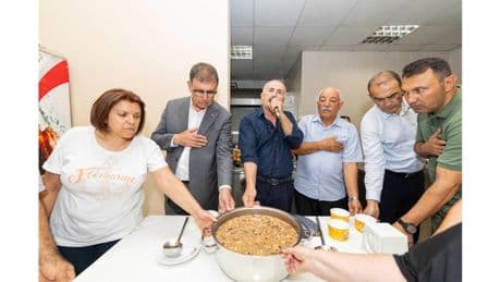 Başkan Tugay aşure bereketini paylaştı