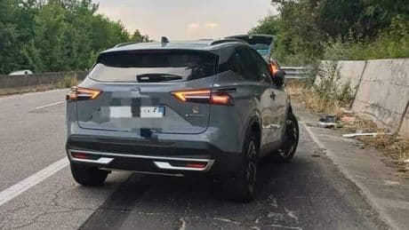Suv «troppo bello», passante invidioso sfregia la fiancata ma dentro c'è il figlio della proprietaria: denunciato